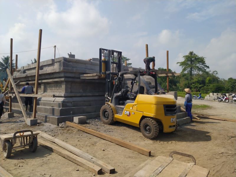 PROSES PENATAAN: Bebatuan Candi Lumbung mulai disusun, tapi baru sampai lapis ke-11.&nbsp;