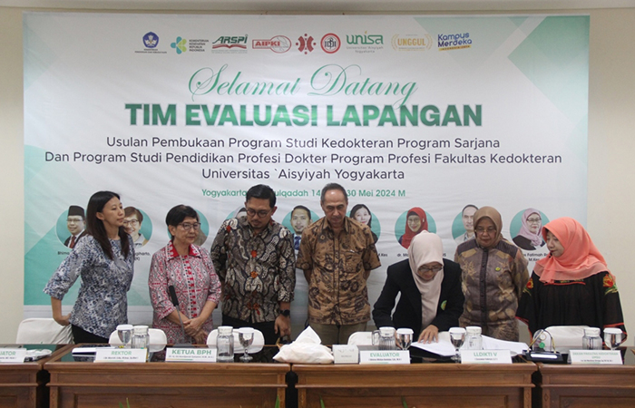 EVALUASI: Sesi evaluasi lapangan dalam rangka persiapan pembukaan program studi kedokteran di Unisa Yogyakarta.