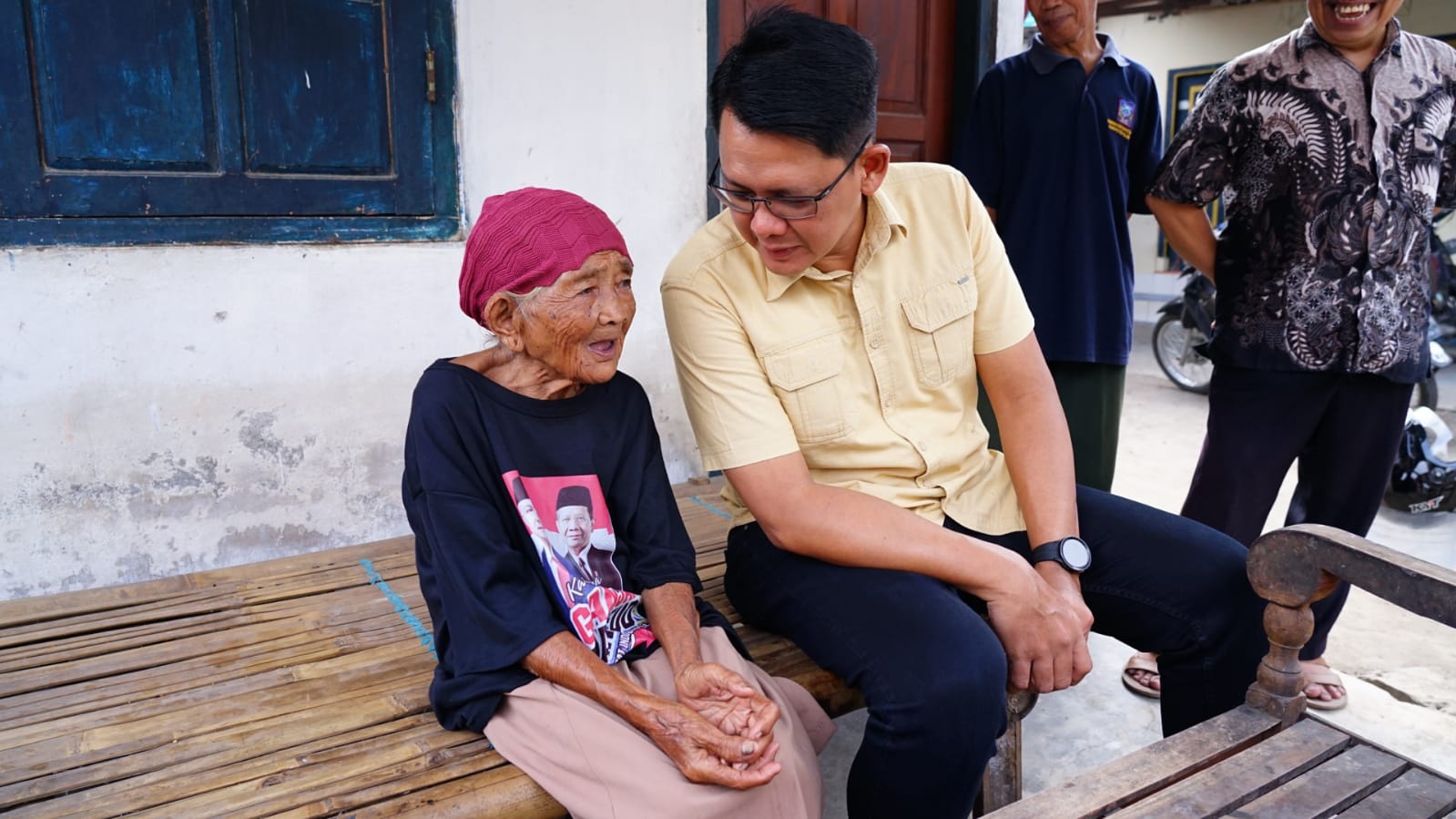 Wakil Bupati Sleman Danang Maharsa saat menyambangi lansia korban kebakaran dan memberikan bantuan kepada penyandang disabilitas pada Sabtu (1/ 6/2024). (TIM MEDIA WAKIL BUPATI SLEMAN)