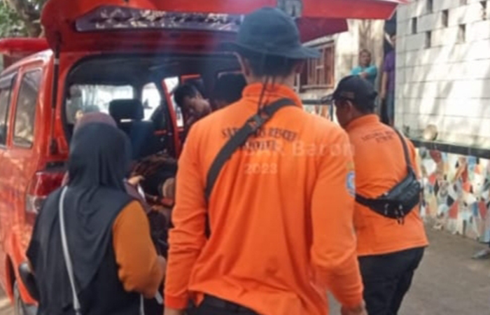 EVAKUASI : Korban dilarikan ke RSUD Saptosari menggunakan ambulans usai tak sadarkan diri saat bermain air di Pantai Slili, Kalurahan Sidoharjo, Tepus, Kabupaten Gunungkidul, Minggu (2/6).