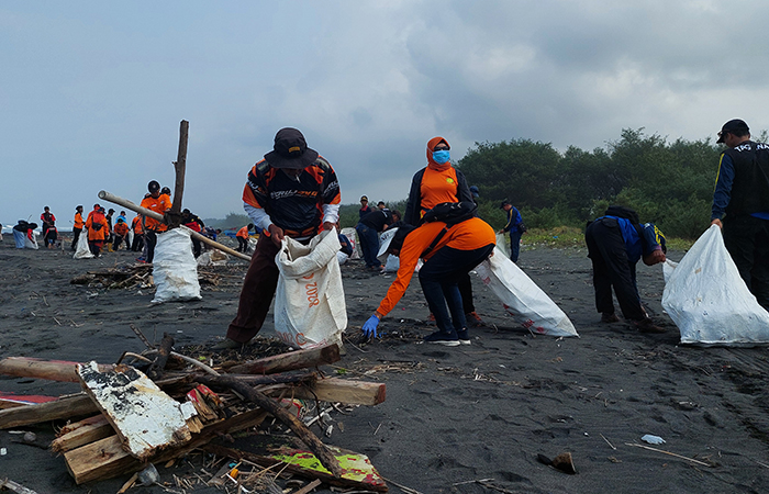 Relawan Bersihkan Pantai Glagah