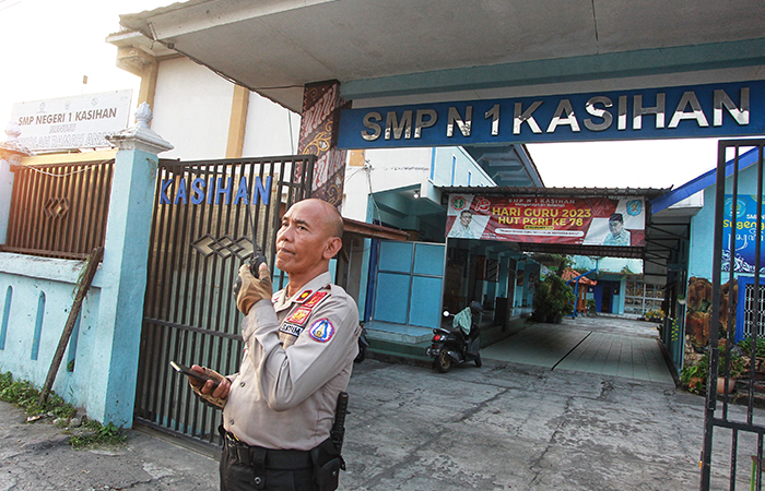 Petugas keamanan berjaga di depan SMP Negeri 1 Kasihan, Bantul, pasca diserang oleh sekelompok pelajar sekolah lain, Kamis (30/5).