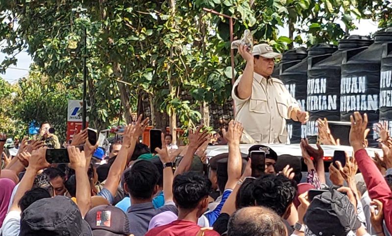 Presiden terpilih Prabowo Subianto bagi-bagikan baju ke warga di Kalurahan Banyusoco, Playen, Kabupaten Gunungkidul, Senin (3/6).