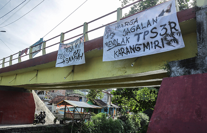 Spanduk protes warga Jagalan dengan pembangunan TPS3R Karangmiri terpasang di Jembatan Mrican, Jagalan, Banguntapan, Bantul, (3/6).
