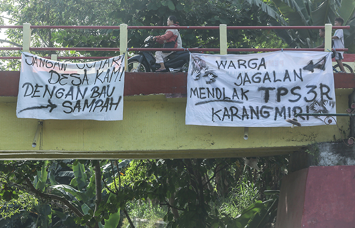 Spanduk protes warga Jagalan dengan pembangunan TPS3R Karangmiri terpasang di Jembatan Mrican, Jagalan, Banguntapan, Bantul, (3/6).