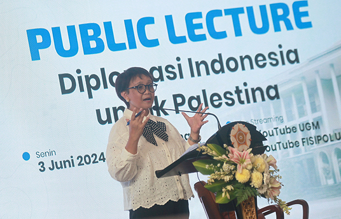 KOMITMEN: Menteri Luar Negeri (Menlu) RI Retno Marsudi memberikan pemaparannya dalam kuliah umum bertajuk &ldquo;Diplomasi Indonesia untuk Palestina&rdquo; di Balai Senat UGM Senin(3/6).