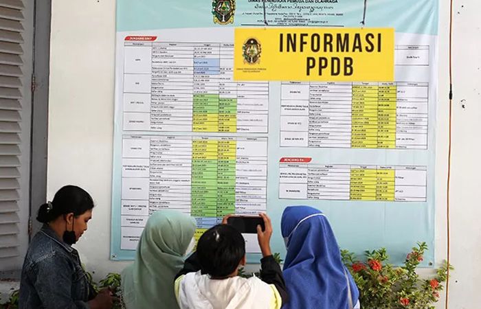 CARI IFORMASI: Orangtua calon siswa mencari informasi terkait proses Penerimaan Peserta Didik Baru (PPDB).