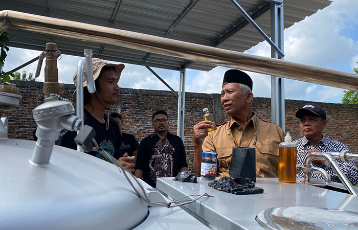 BERI MANFAAT: Simulasi pengolahan sampah plastik menjadi BBM dengan mesin Pirolisis buatan Yayasan Get Plastic Indonesia yang didatangkan ke Cupuwatu II, Kalasan, Sleman.