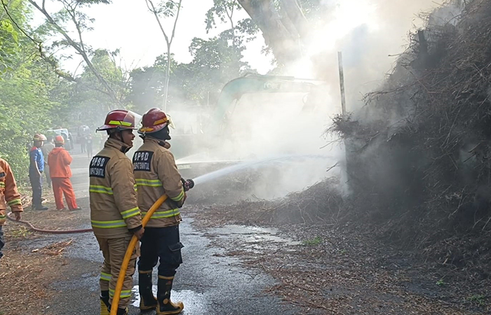 Pemadam kebakaran berupaya memadamkan api yang melahap gudang kayu di Playen, Gunungkidul, Senin (3/6).