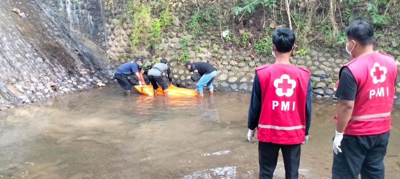 Dikira boneka manekin, warga Pendoworejo Kulon Progo temukan mayat di sungai. PMI Kulon Progo lakukan evakuasi mayat.