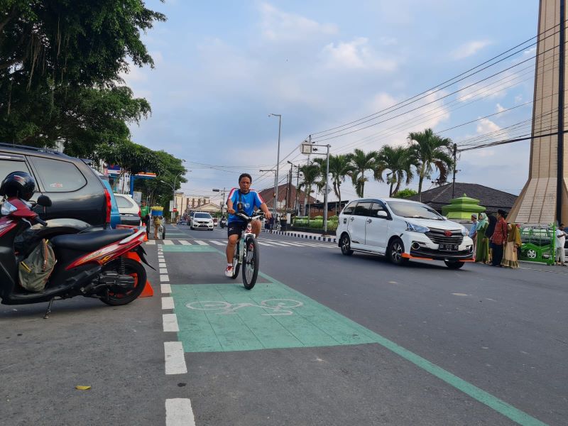 Pesepeda tengah melintas di kawasan Alun-alun Kota Magelang, Senin (3/6/2024)