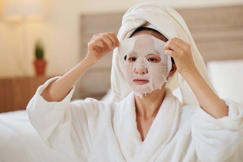 Ilustrasi skincare yang akan memberikan efek glowing pada wajah.