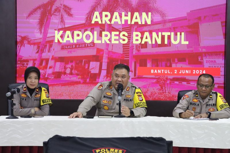 Kapolres Bantul AKBP Michael R Risakotta (tengah).