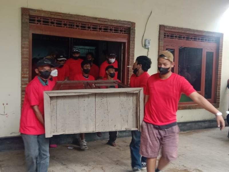 DIKOSONGKAN: Para petugas mengangkut barang-barang yang ada di dalam rumah Sri Wahyuni, Senin (3/6/2024).