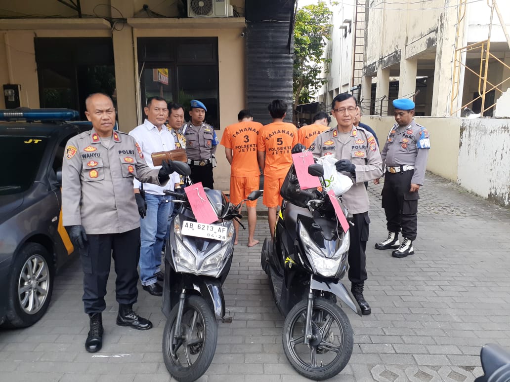Para pencuri dengan kekerasan saat dihadirkan di Polsek Jetis Kota Jogja pada Senin (3/6/2024). (IWAN NURWANTO/Radar Jogja)
