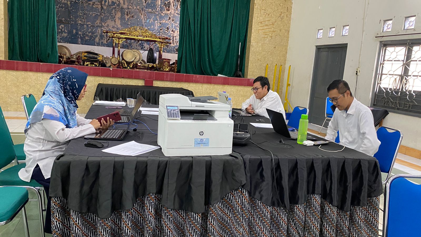Petugas PPDB SMAN 1 Yogyakarta sedang melakukan tahapan proses pendaftaran jalur zonasi radius melalui online. (Agung Dwi Prakoso/ Radar Jogja)