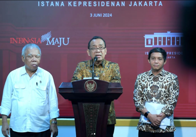 Bambang Susantono saat memberikan keterangan pers pengunduran dirinya sebagai Kepala OIKN di Kantor Presiden, Jakarta, Senin (3/6/2024).