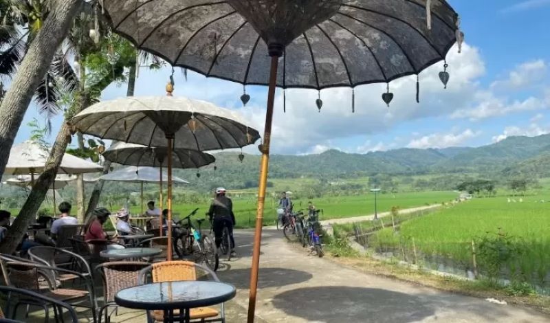 Menyambut pagi dengan pemandangan yang menenangkan dan hidangan yang lezat.