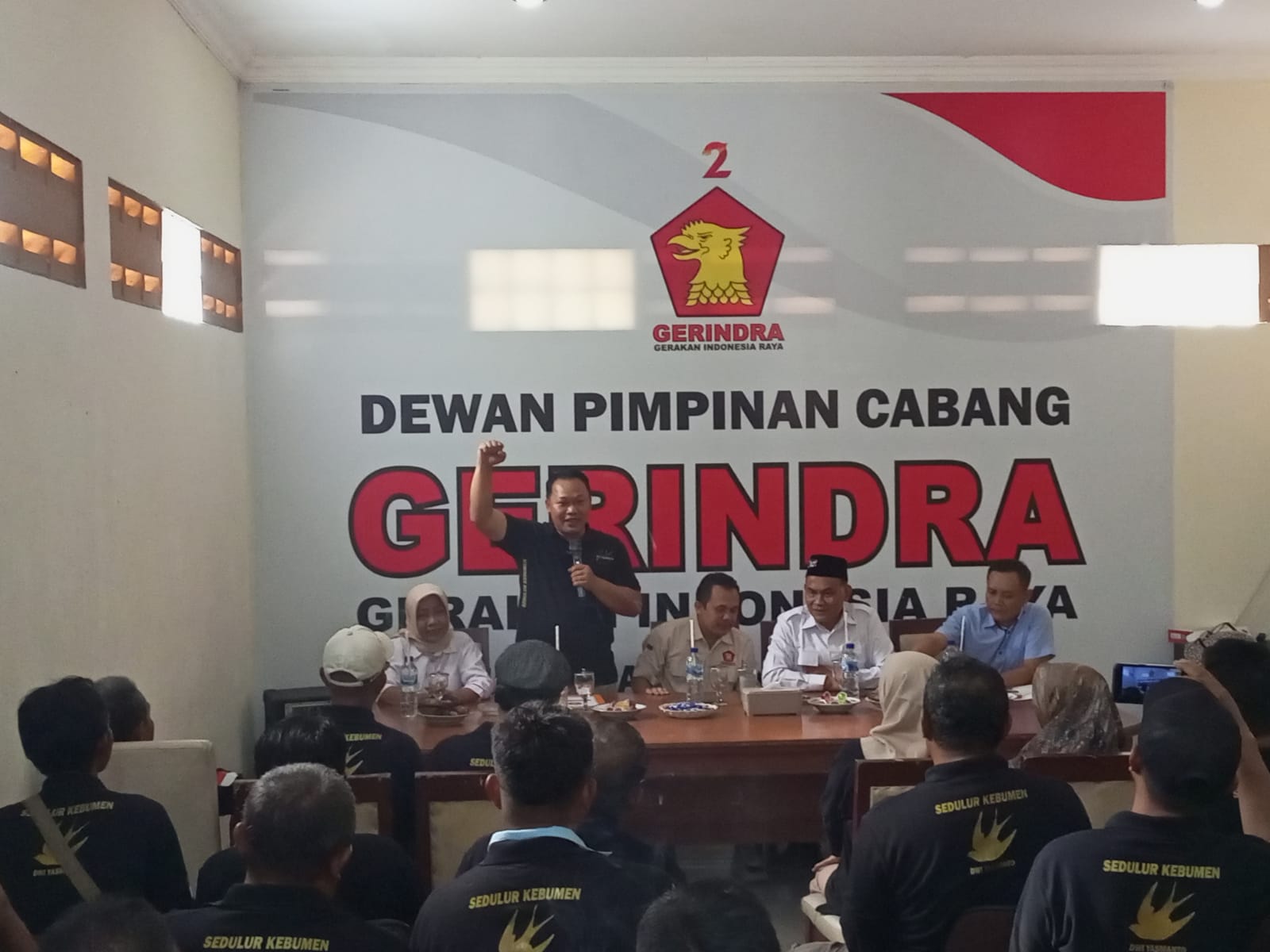 KOMPAK : Para Pengurus Anak Cabang (PAC) Partai Gerindra Kebumen ikut mengiringi prosesi pengembalian formulir Bacawabup Dwi Yasmanto.