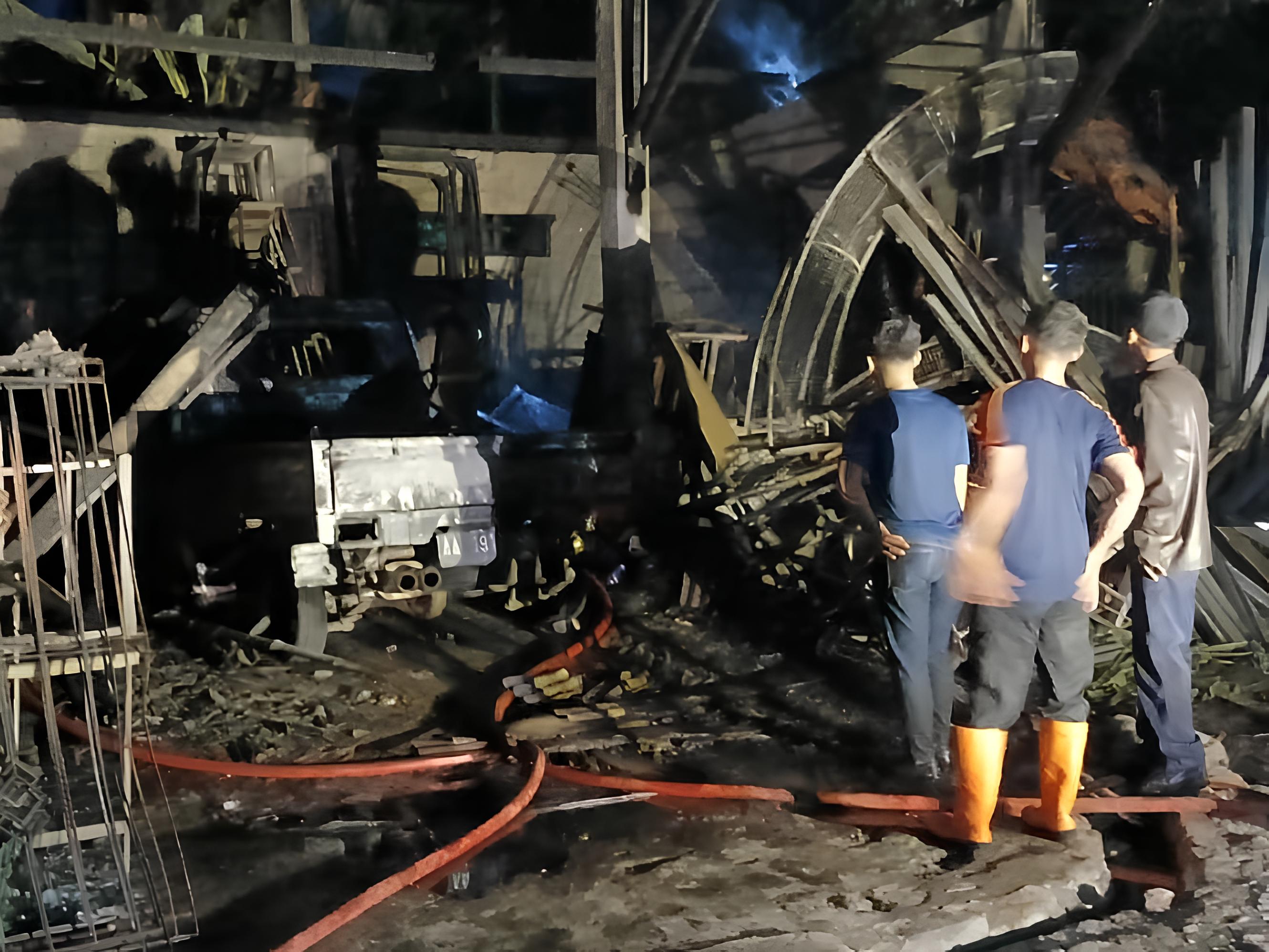 LUDES TERBAKAR :Kebakaran hebat terjadi di gudang dekorasi pengantin milik Rohmatin, warga Desa Purwosari, Kecamatan Puring. Dalam peristiwa ini satu unit mobil terbakar hebat.