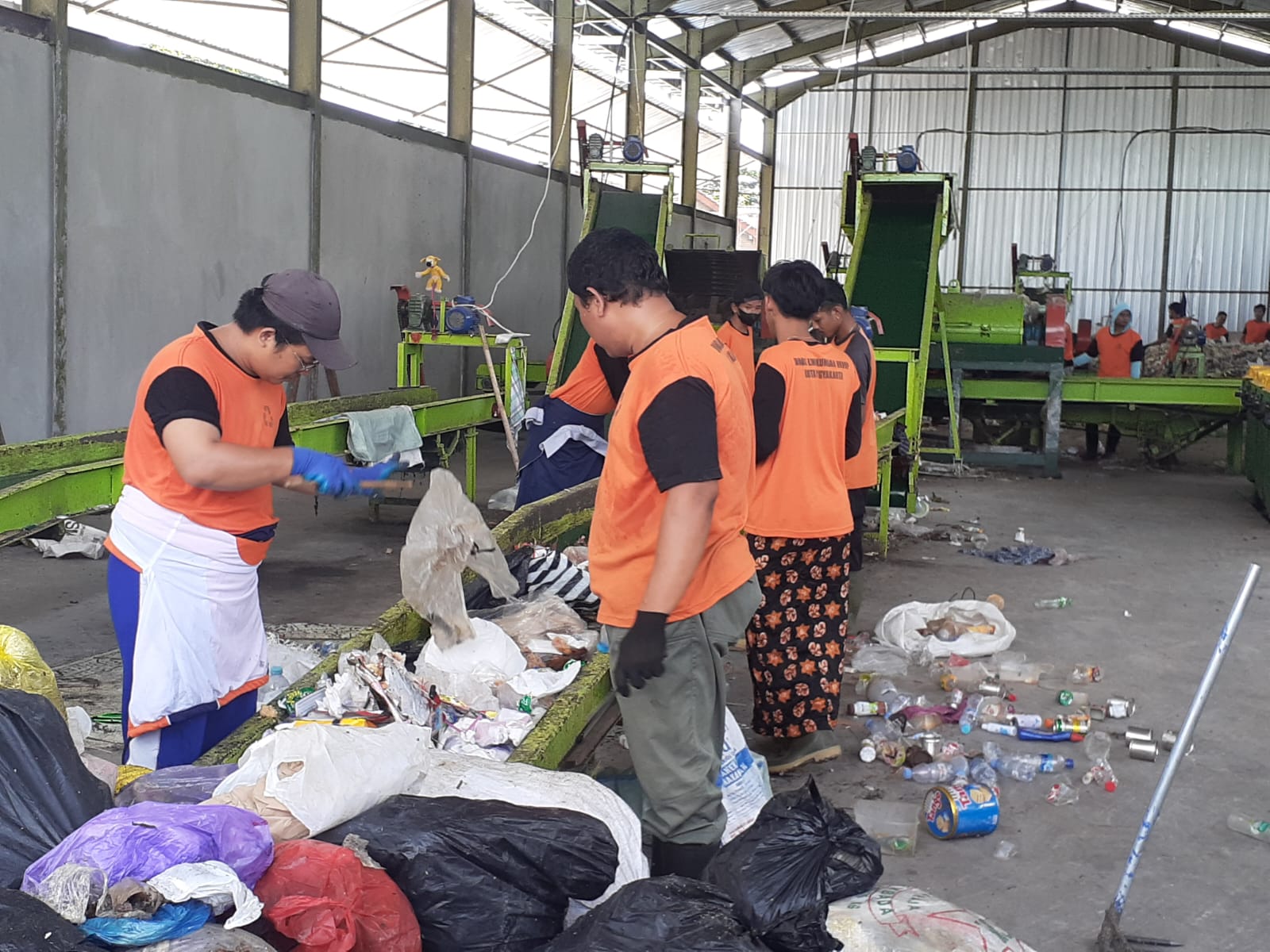 Suasana pengolahan sampah di TPS3R Kranon, Sorosutan, Umbulharjo, Kota Jogja pada Selasa (4/6/2024). (IWAN NURWANTO/Radar Jogja)