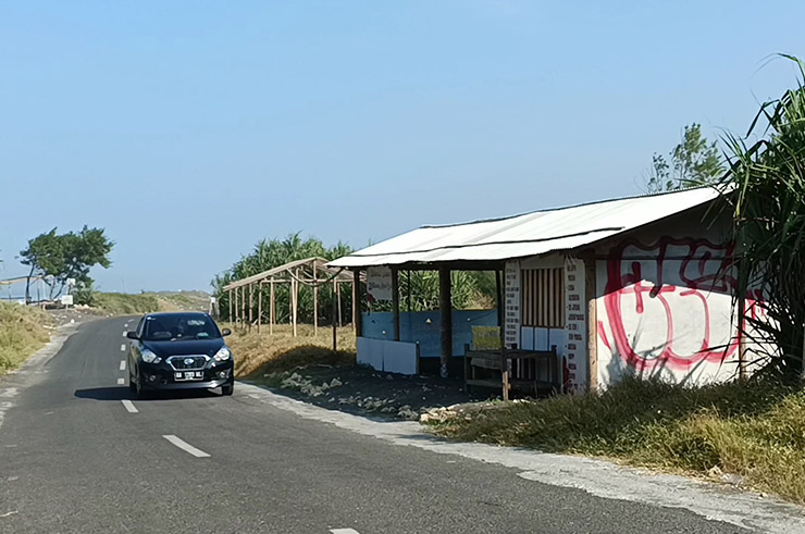ILEGAL: Bangunan semipermanen menjamur area green belt pantai di ruas Jalan Glagah- Congot,  Kalurahan Glagah, Kapanewon Temon, Kulon Progo kemarin (4/6).