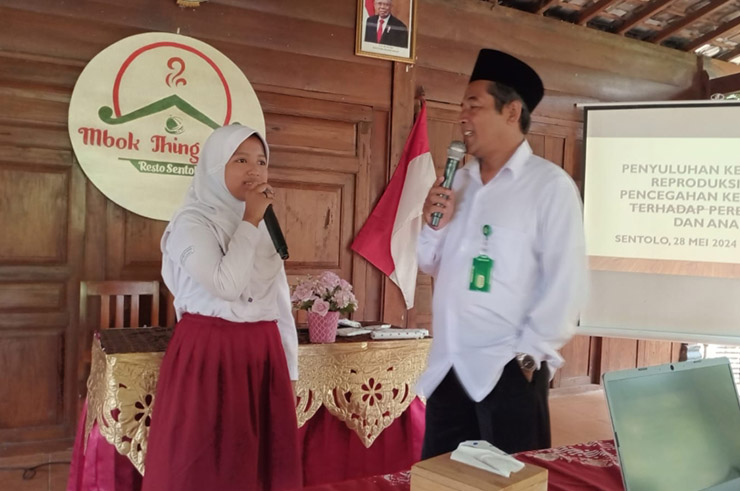 DIBENTENGI: Penyuluh agama Islam KUA Sentolo Samsudin&nbsp; memberikan penyuluhan kepada anak-anak SD di wilayah Puskesmas Sentolo I Sentolo, Kulonprogo.