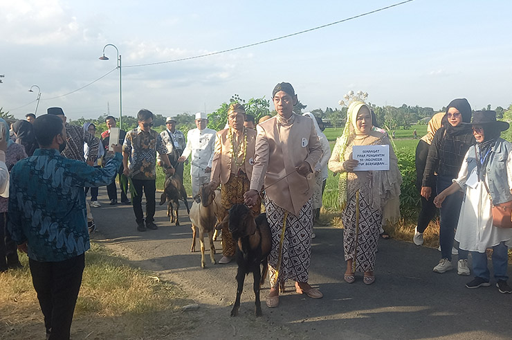 UNIK: Nikah massal dilangsungkan di Bantul kemarin (4/6). Prosesi pernikahan kali ini, menggunakan kepala kambing sebagai mahar.&nbsp;