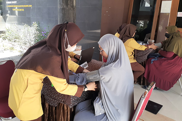 BAKSOS:&nbsp;Jajaran RSU Sakina Idaman dan IBI DIJ melaksanakan bakti sosial berupa pelayanan sejuta akseptor kemarin (4/6).