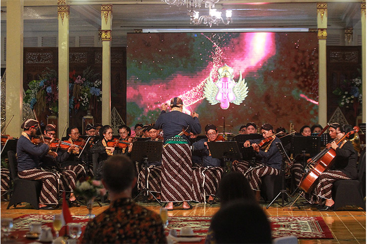 APIK: Abdi dalem musikan yang tergabung dalam Yogyakarta Royal Orchestra (YRO) menampilkan pertunjukan musik di Bangsal Kepatihan, Jogja, kemarin (4/6).
