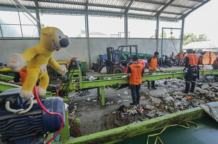 PILAH SAMPAH: Petugas melakukan pemilahan sampah di TPS3R Kranon, Nitikan, Umbulharjo, Jogja,  kemarin (4/6). Warga keluhkan bau sampah di TPS3R yang masih dalam tahap penyelesaian bangunan.