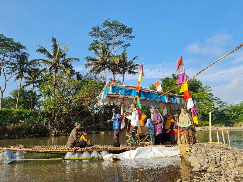 BANTU PENYEBERANGAN: Warga Bandongan menginisiasi pembuatan gethek bambu untuk menyeberangi Sungai Progo.