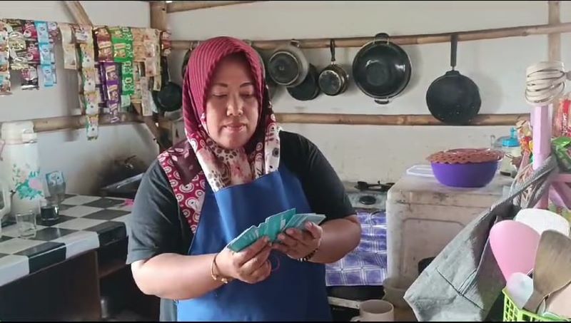Dewi memperlihatkan kartu emoney yang dimilikinya.