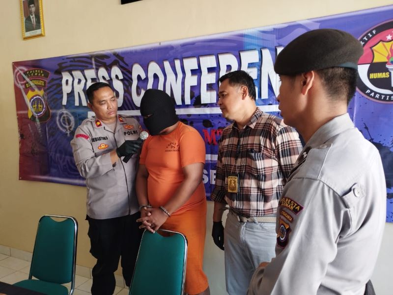 Jajaran Polsek Mlati saat menghadirkan tersangka dan barang bukti kasus pencurian kendaraan bermotor di Mapolsek Mlati, Sleman, Rabu (5/6/2024).