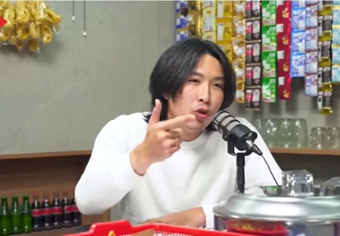 Dr Tirta di salah satu podcast