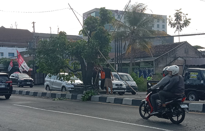EVAKUASI: Penanganan kabel putus sementara oleh warga di Jalan Laksda Adisucipto Rabu (5/6/).