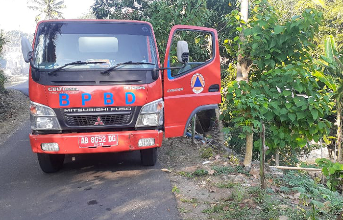 TERDAMPAK: Droping bantuan air bersih di wilayah terdampak kekeringan, Kalurahan Girisuko, Panggang, Gunungkidul, Rabu (5/6).&nbsp;