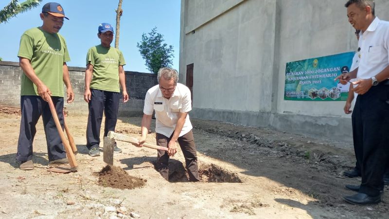 Bupati Bantul Abdul Halim Muslih menggali jugangan sebagai tanda dimulainya gerakan lima ribu jugangan di Kalurahan Caturharjo, Pandak, Bantul.