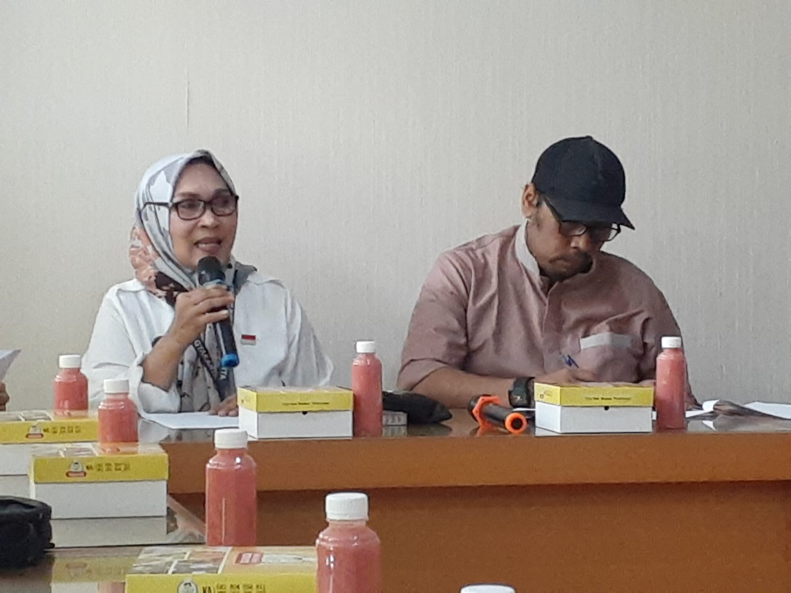 Kabid Pemasaran Pariwisata Dispar Kota Jogja Sri Arika Wahyuningsih dan Tim Kreatif Pawai Alegoris Harmony In Old Mataram Hedi Setio Yulianto, Rabu (5/6). (IWAN NURWANTO/Radar Jogja)