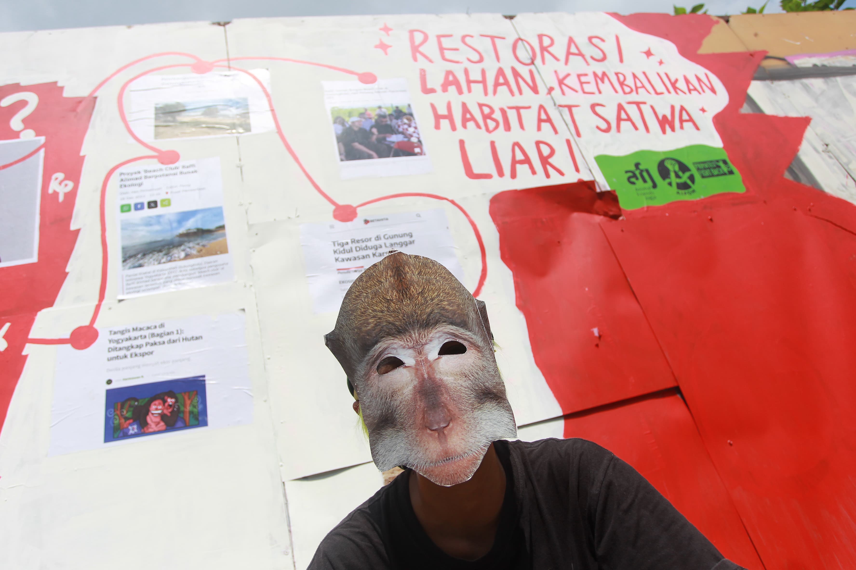 Aktivis melakukan aksi di depan Kantor Lingkungan Hidup dan Kehutanan DIY, Rabu (5/6/2024).   (Guntur Aga/Radar Jogja)