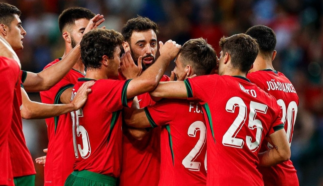 MERAH: Selebrasi para penggawa Portugal usai Bruno Fernandes cetak gol keduanya dalam laga kontra Finlandia (ig portugal)