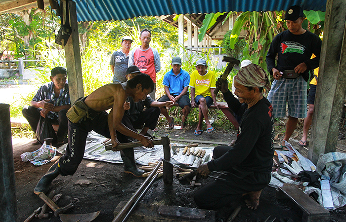 Sukisman, seorang pande besi menyelesaikan pembuatan pisau di Pasar Hewan Ambarketawang, Gamping, Sleman, Rabu (4/6).
