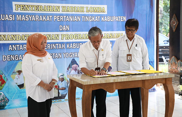 SIMBOLIS: Pendandatanganan nota kesepahaman beasiswa petani dengan Polbangtan Yogyakarta Magelang Rabu (5/6).