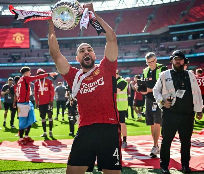 Momen selebrasi Sofyan Amrabat bersama Manchester United usai juara piala FA