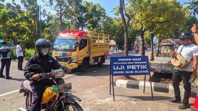 Uji emisi gas buang kendaraan sepeda motor di pelataran kantor DLH Gunungkidul, Rabu (5/6) pagi.