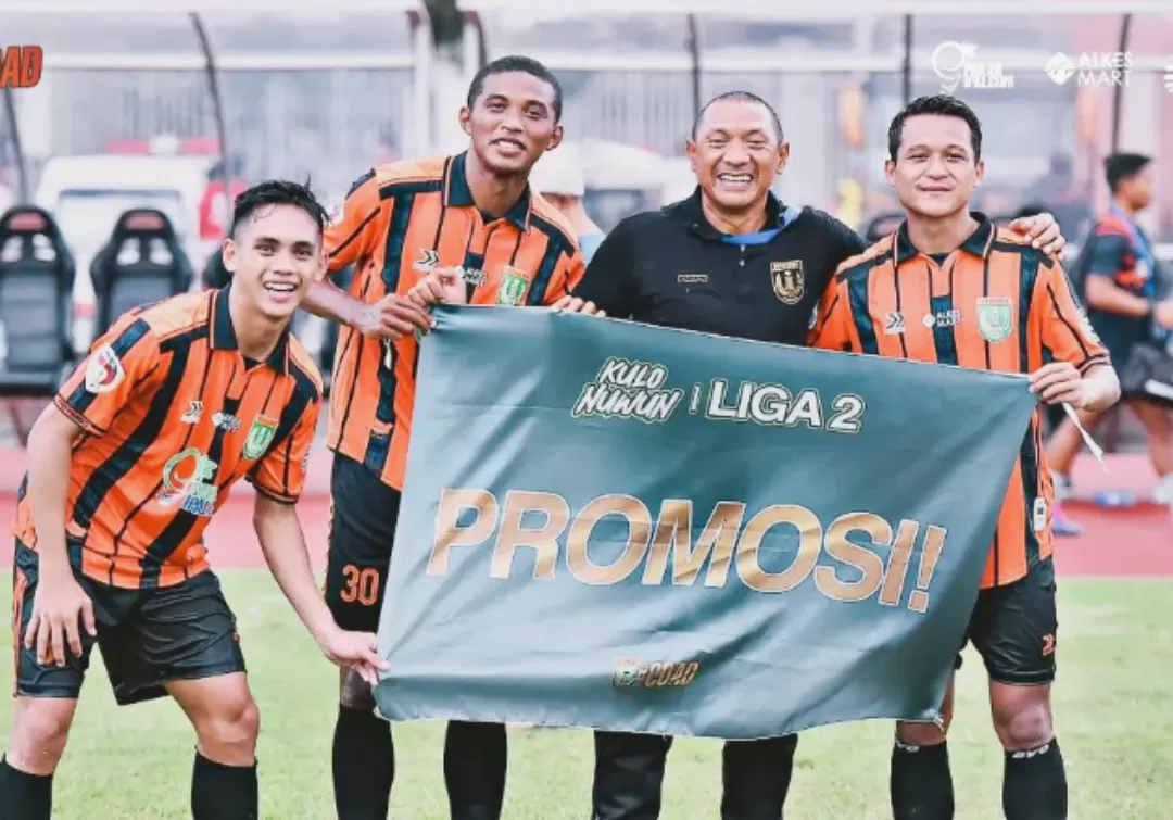 Pemain bersama pelatih Persibo Bojonegoro rayakan promosi ke Liga 2 (ig Persibo)