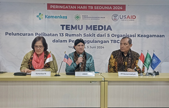 (kiri ke kanan) Ketua Tim Kerja TBC Kemenkes Tiffany Tiara Pakasi, Direktur Kantor Kesehatan USAID Jeff Kowen, dan Ketua Majelis Pembina Kesehatan Umum PP Muhammadiyah Agus Syamsudin.