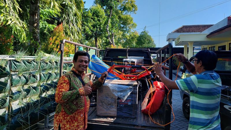 Bahagia: Kismadi bahagia setelah menerima pompa air setelah menunggu 2 tahun.