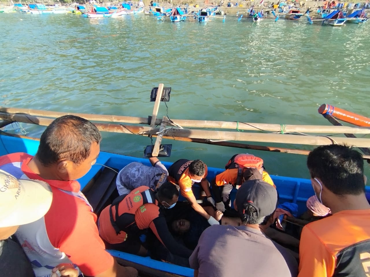 Nelayan bernama Tatak Prayogo ditemukan meninggal dunia usai hilang di perairan laut Selatan, Pantai Sadeng, Kabupaten Gunungkidul, Kamis (6/6)