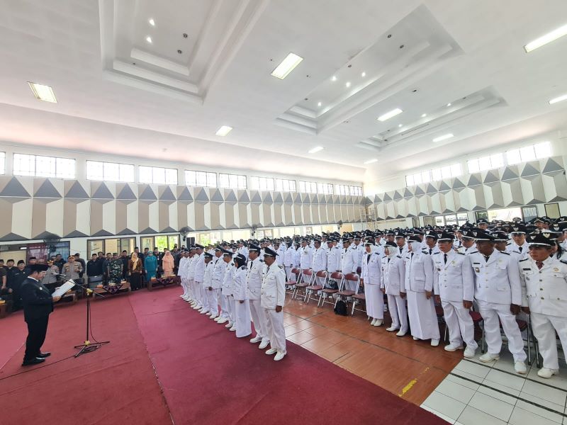 SIMBOLIS: Pj bupati Magelang saat mengukuhkan dan menyerahkan surat keputusan tentang perpanjangan masa jabatan kepala desa di Kabupaten Magelang, Kamis (6/6/2024).